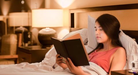 Membaca Buku pada malam hari Akan Buat tidur Makin Nyenyak